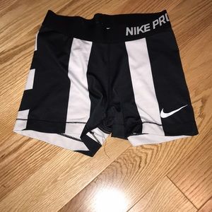 Black and white nike pros